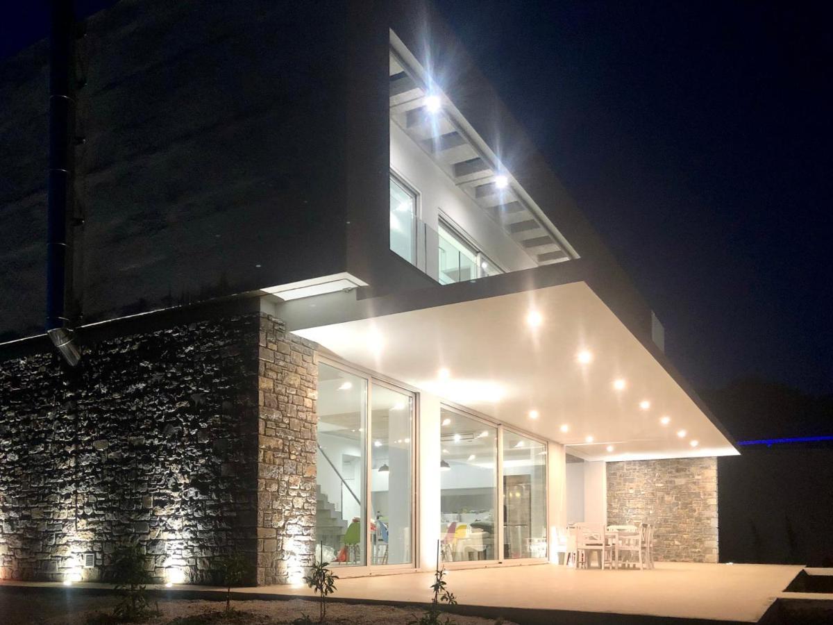 Kuro Beach House - Oceanfront Luxury & 25M Pool Achlia Bagian luar foto